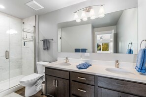 Shower, hair dryer, towels - Newly Listed Dog Friendly Townhouse Near Downtown Whitefish (Whitefish)