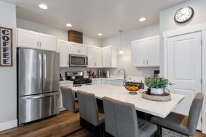 Fridge, microwave, oven, stovetop - Newly Listed Dog Friendly Townhouse Near Downtown Whitefish (Whitefish)