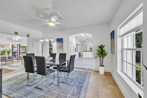 Dining - Casa Rosa -Spacious Tropical Pool House Near Beach (Hollywood)