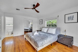 Desk, iron/ironing board, travel cot, WiFi - Casa Rosa -Spacious Tropical Pool House Near Beach (Hollywood)