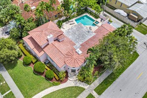 Exterior - Casa Rosa -Spacious Tropical Pool House Near Beach (Hollywood)