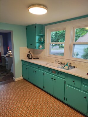 Private kitchen - Cosy Retro 2 bedroom Cottage in vibrant Broad Ripple Village Indianapolis (Indianapolis)