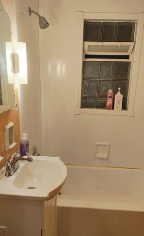 Hair dryer, towels, soap, toilet paper - Cosy Retro 2 bedroom Cottage in vibrant Broad Ripple Village Indianapolis (Indianapolis)