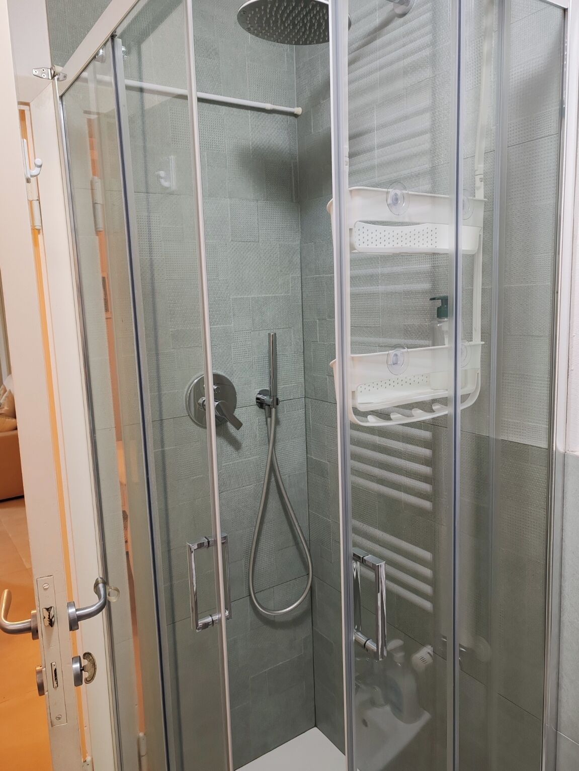 Doccia, asciugacapelli, bidet, asciugamani