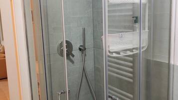 Doccia, asciugacapelli, bidet, asciugamani