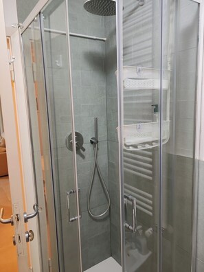 Shower, hair dryer, bidet, towels - Enrica's Jewel House in quiet and strategic location and 5' from the center. (Pietrasanta)