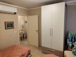 2 bedrooms, iron/ironing board, WiFi, bed sheets - Enrica's Jewel House in quiet and strategic location and 5' from the center. (Pietrasanta)