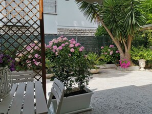 Outdoor dining - Enrica's Jewel House in quiet and strategic location and 5' from the center. (Pietrasanta)