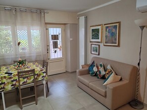 Living area - Enrica's Jewel House in quiet and strategic location and 5' from the center. (Pietrasanta)