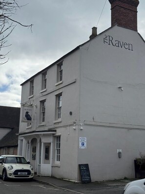 Exterior - Raven Hotel – Suite 3 | Central Location (Shropshire)
