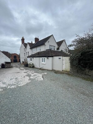 Exterior - Raven Hotel – Suite 3 | Central Location (Shropshire)