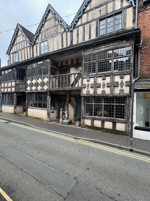 Exterior - Raven Hotel – Suite 4 | Central Location (Shropshire)