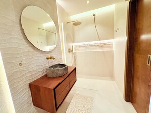 Dusche, Haartrockner, Bidet, Handtücher
