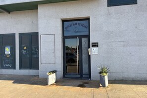 A building entrance with a sign reading 'EDIFICIO MAR DE SILGAR' and a number '7' on the door. - Desconectaengalicia Mar de Silgar 600m Silgar beach (Pontevedra)