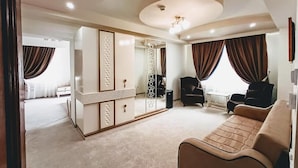 A spacious living room with a sofa, a mirrored cabinet, and a television. - Virginia Gardens  (Baile Govora)