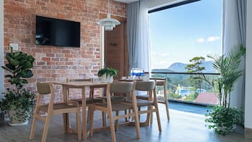 Luxe villa, 3 slaapkamers, balkon, uitzicht op bergen | Dineren