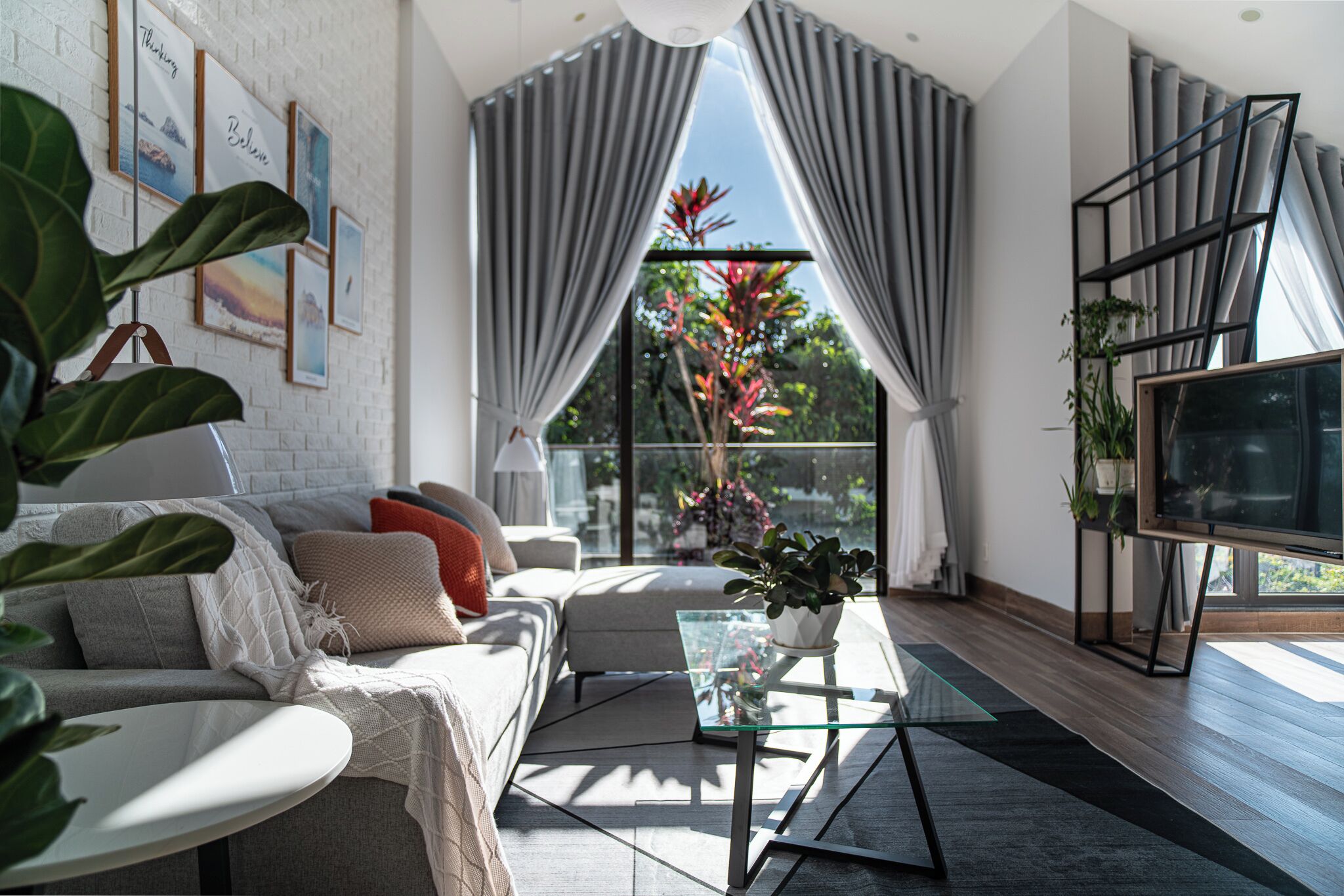 Chambre Double Luxe, balcon, vue montagne | Coin séjour | TV connectée de 43 pouces avec chaînes numériques