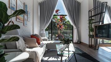 Chambre Double Luxe, balcon, vue montagne | Coin séjour | TV connectée de 43 pouces avec chaßnes numériques