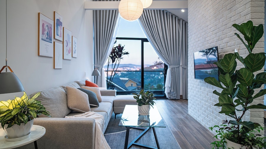 Zenora Hillside Garden