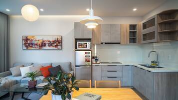 Luxury Studio Suite, Balcony, City View | Private kitchen