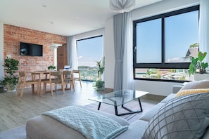 Villa luxueuse, 3 chambres, balcon, vue sur la montagne | Aire de séjour | Téléviseur connecté de 43 po avec télévision numérique