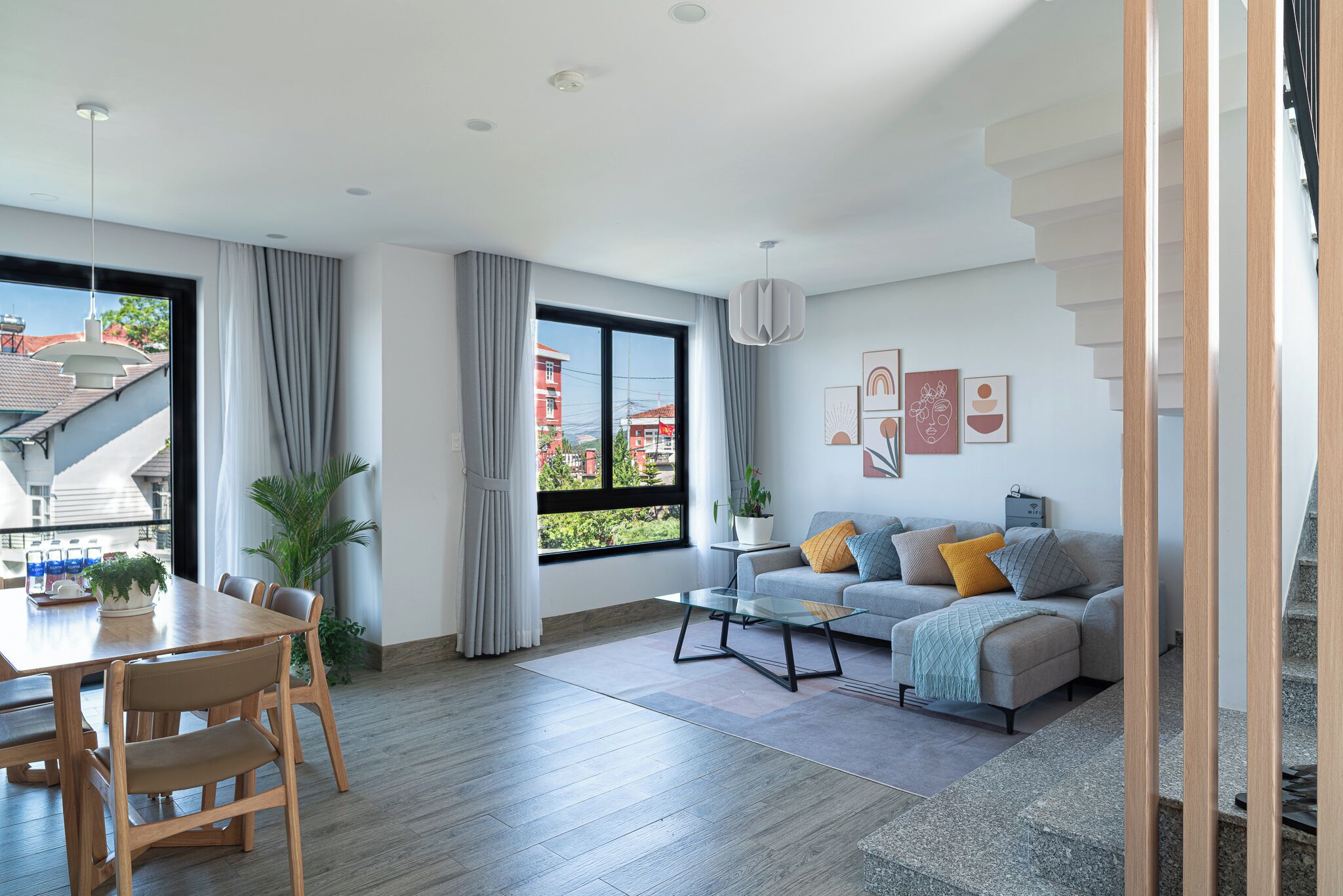 Villa Luxe, 3 chambres, balcon, vue montagne | Coin séjour | TV connectée de 43 pouces avec chaînes numériques