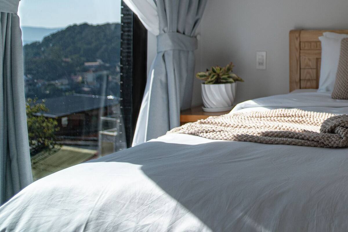 Habitación doble de lujo, balcón, vista a la montaña | Escritorio, cortinas blackout y insonorización