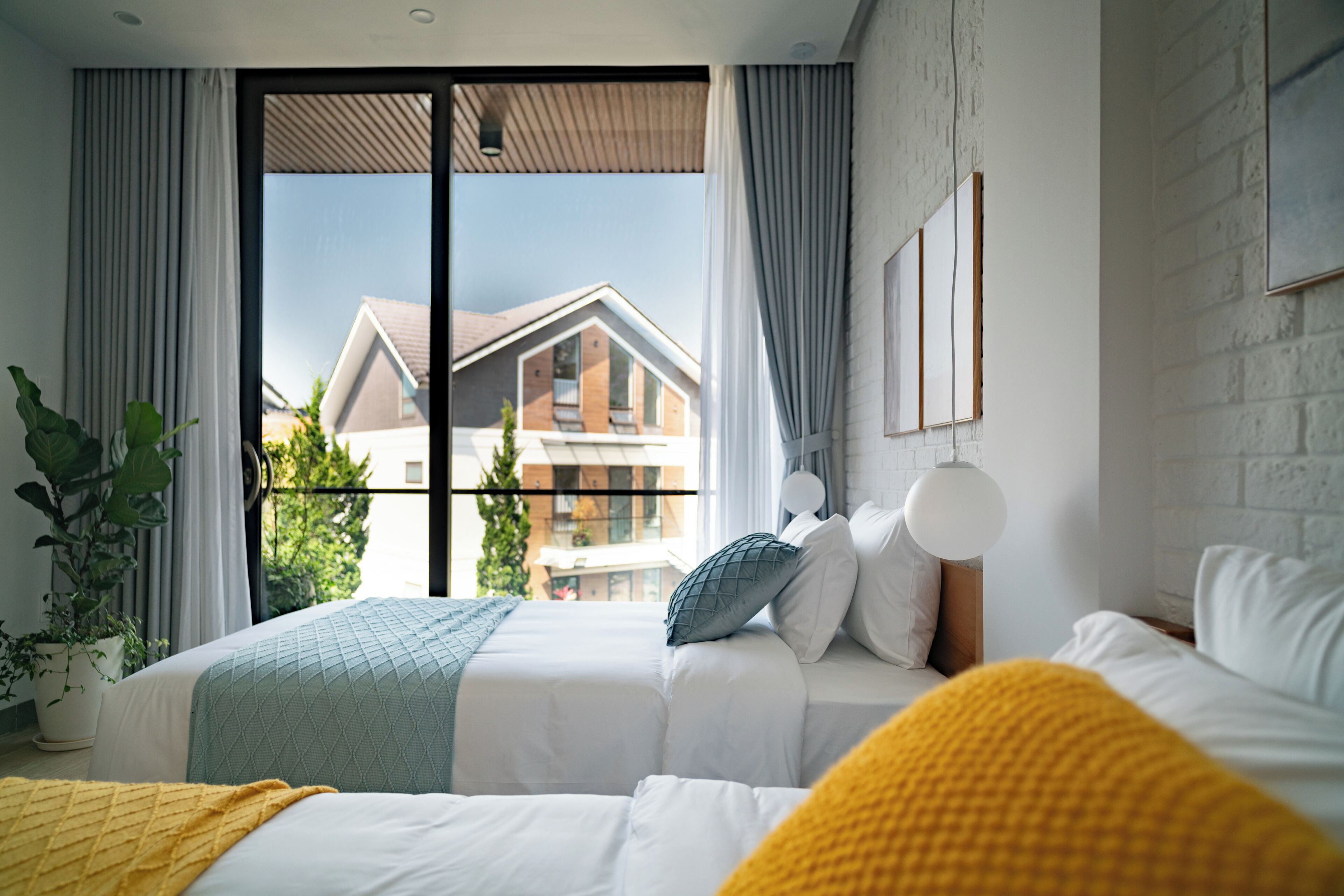 Deluxe Twin Room, Balcony, Courtyard View | Desk, blackout curtains, soundproofing, iron/ironing board