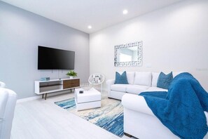Living area - SR7512SC - Sunny Villa Near Disney (Kissimmee)