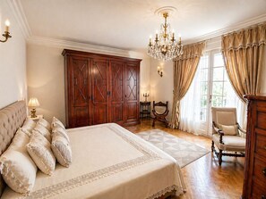 4 bedrooms, iron/ironing board, WiFi, bed sheets