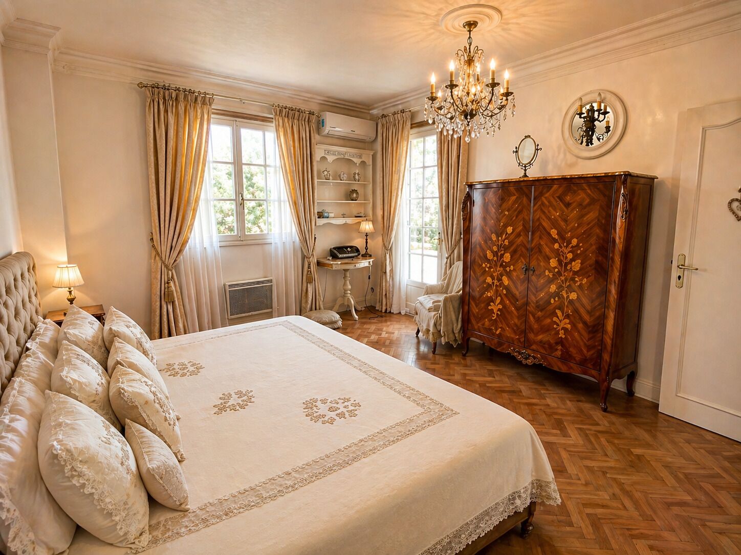 4 bedrooms, iron/ironing board, WiFi, bed sheets