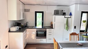 Réfrigérateur, four à micro-ondes, surface de cuisson, lave-vaisselle
