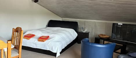 1 bedroom, desk, travel cot, free WiFi
