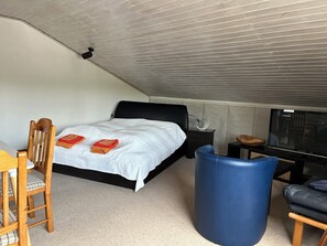 1 bedroom, desk, travel cot, free WiFi