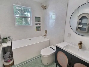 Shower, hair dryer, towels, shampoo - St Augustine 2 Bedroom, Lighthouse, Downtown (St. Augustine)