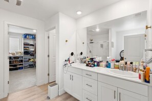 Shower, hair dryer, towels, shampoo - Wine Country, Graton Casino, Beaches, Hot Tub, BBQ (Rohnert Park)