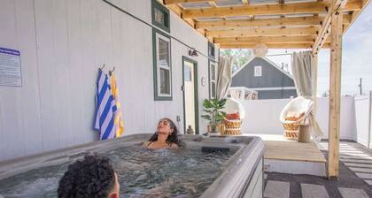 The Frida Tiny House+Private Hot Tub+Pet Friendly!