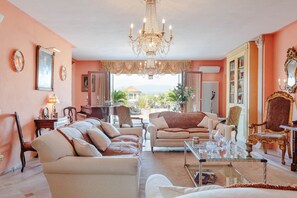 Apartment | Living room - Apartment in Lucca Near Historic Center (Lucca)
