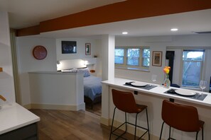 Room - Cozy studio near peaceful Green Lake perfect for your city getaway (Seattle)