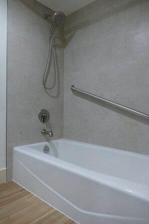 Hair dryer, towels, soap, shampoo - Cozy Studio + Private Courtyard Steps to GreenLake (Seattle)