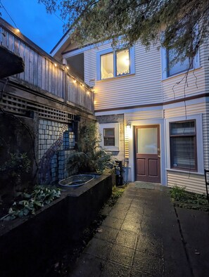 Exterior - Cozy studio near peaceful Green Lake perfect for your city getaway (Seattle)