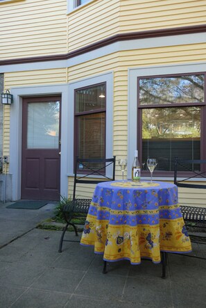 Outdoor dining - Cozy studio near peaceful Green Lake perfect for your city getaway (Seattle)