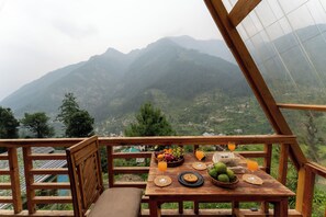 Outdoor dining - Hillside a frame cottage Jibhi (Jibhi)