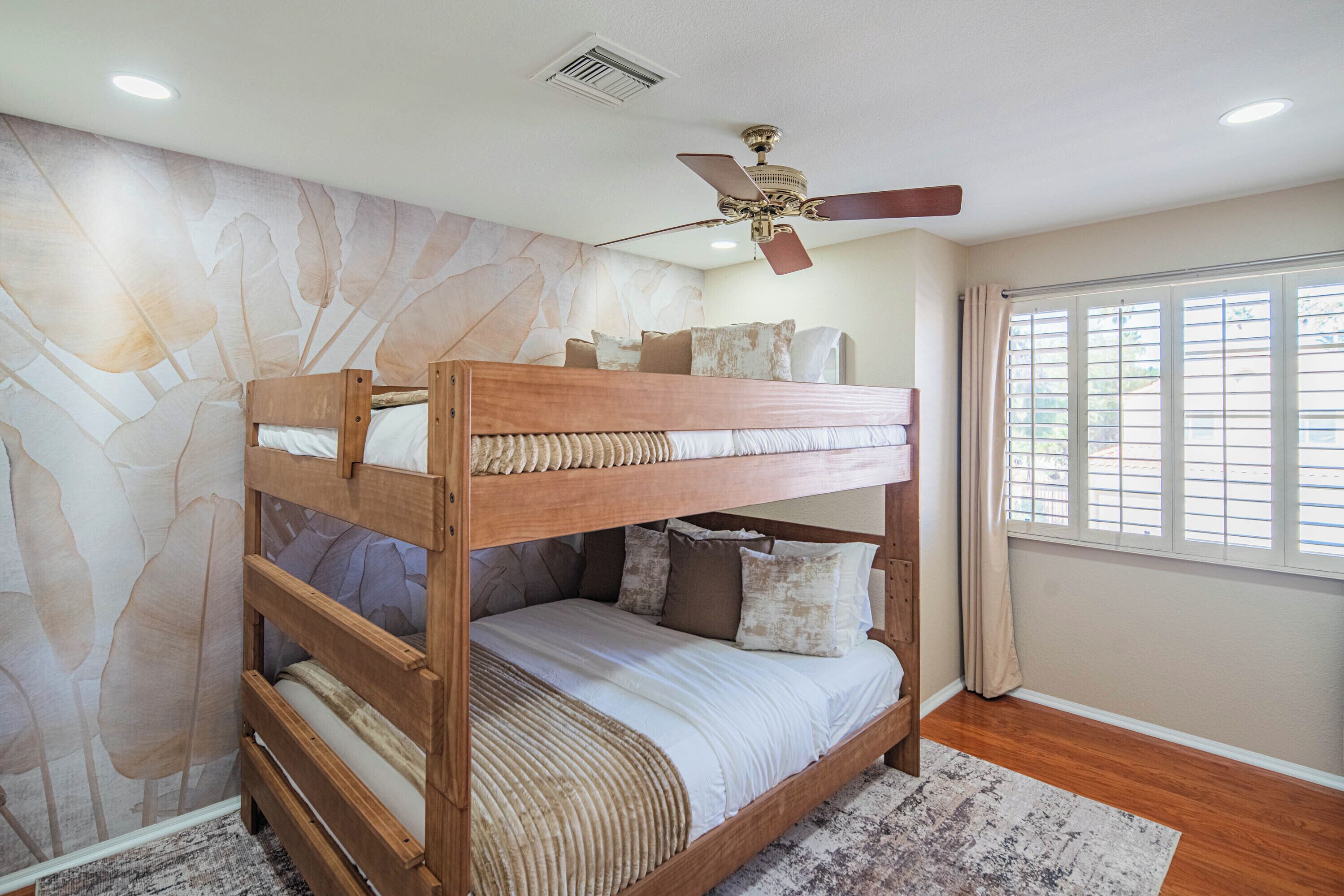 6 bedrooms, iron/ironing board, WiFi, bed sheets