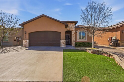 Racetrack 3-bedroom house in adorable Sunland Park Near El Paso Small dogs OK