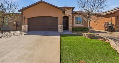 Racetrack 3-bedroom house in adorable Sunland Park Near El Paso Small dogs OK