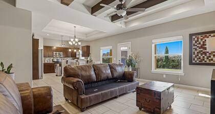 Racetrack 3-bedroom house in adorable Sunland Park Near El Paso Small dogs OK