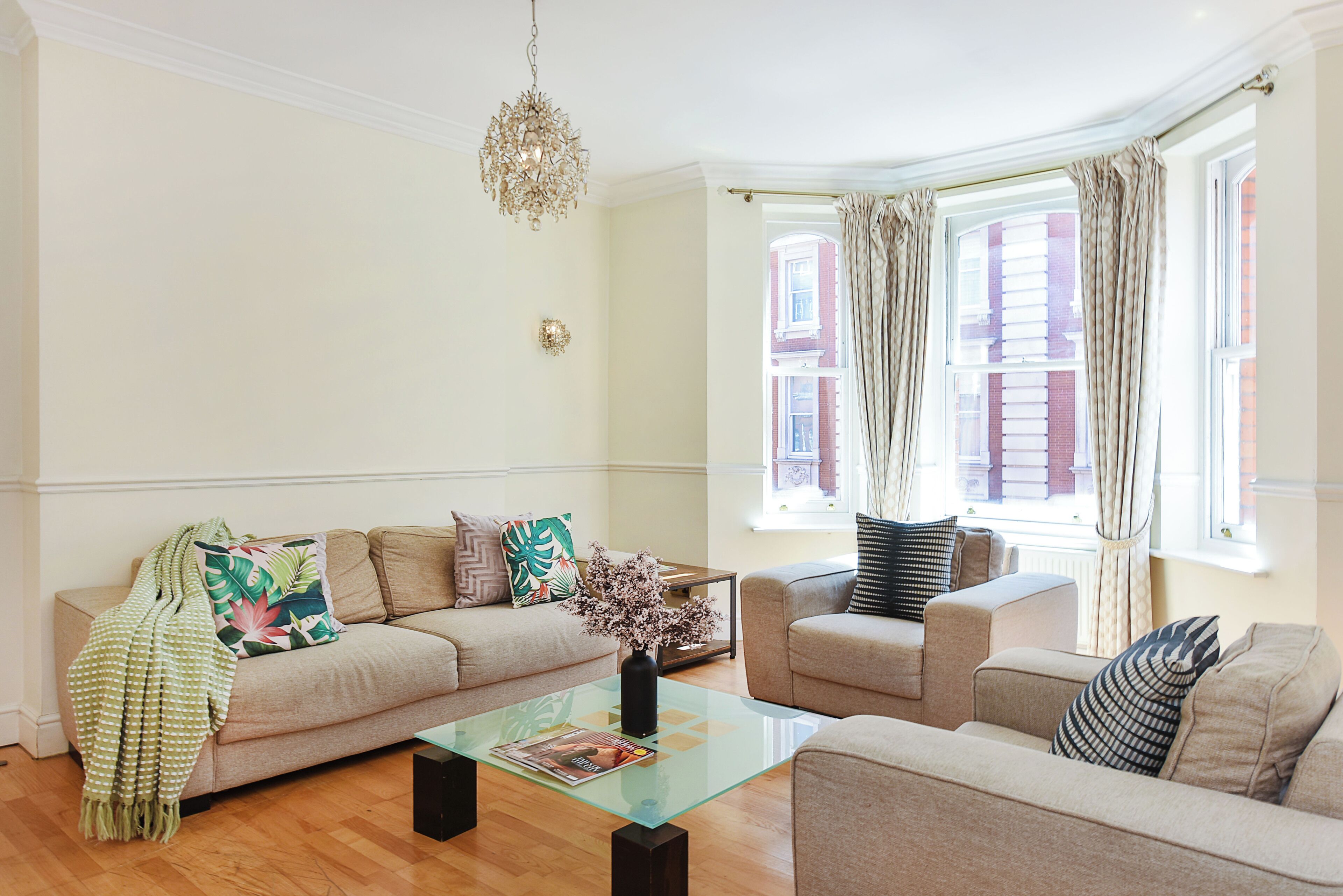 Appartement supérieur, 3 chambres, cuisine, vue sur la ville | Aire de séjour | Téléviseur à écran plat de 42 po avec télévision par satellite, Netflix