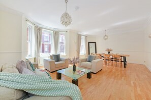 Apartamento superior, 3 quartos, cozinha, vista para a cidade | Área de estar