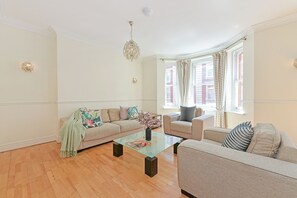 Superior Apartment, 3 Bedrooms, Kitchen, City View | Living area | 42-inch flat-screen TV with satellite channels, Netflix - London Choice - Fitzrovia -Regent Street (London)